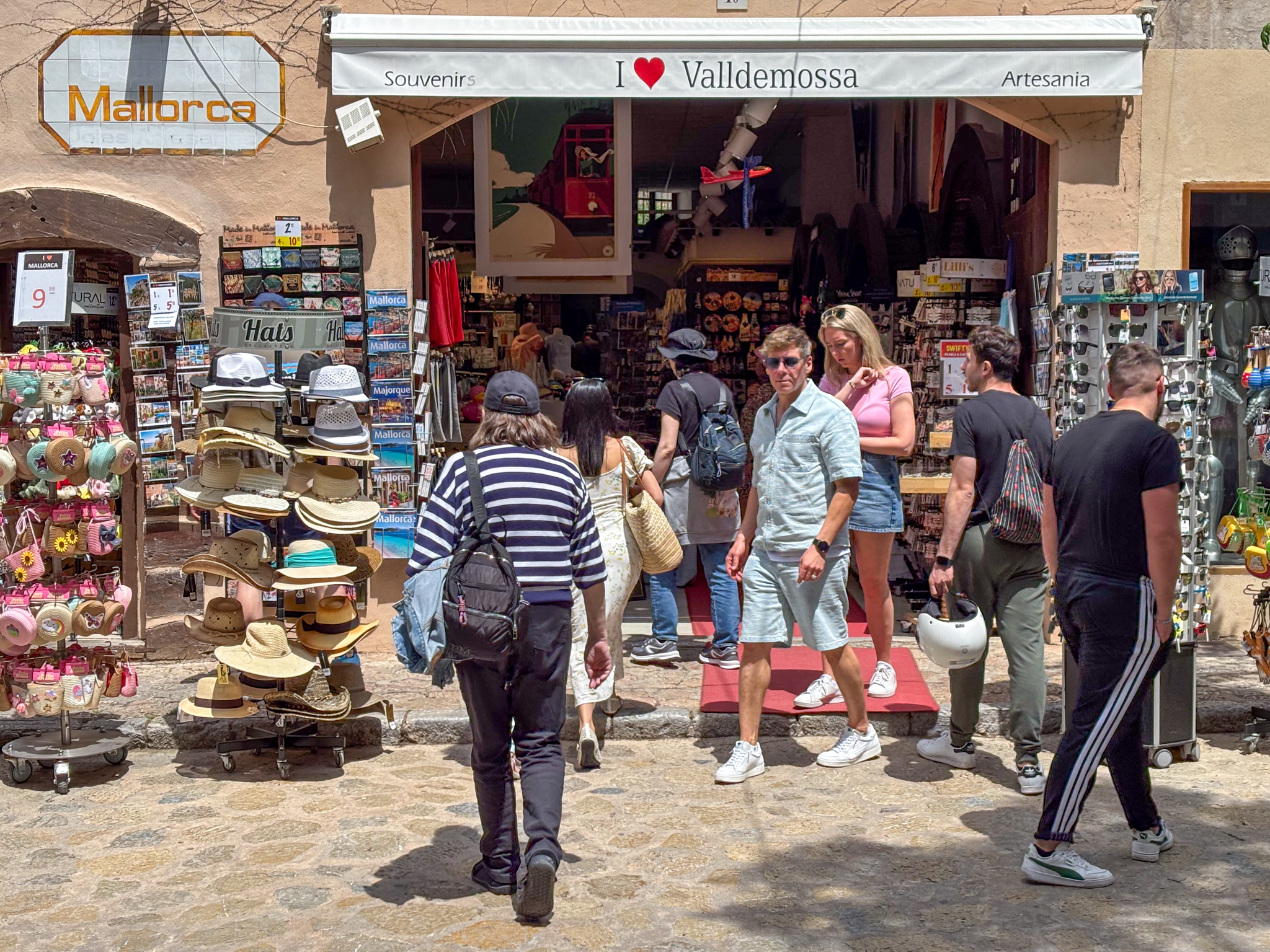 Els souvenirs acaparen els locals de Valldemossa (fotografia: Martí Gelabert).