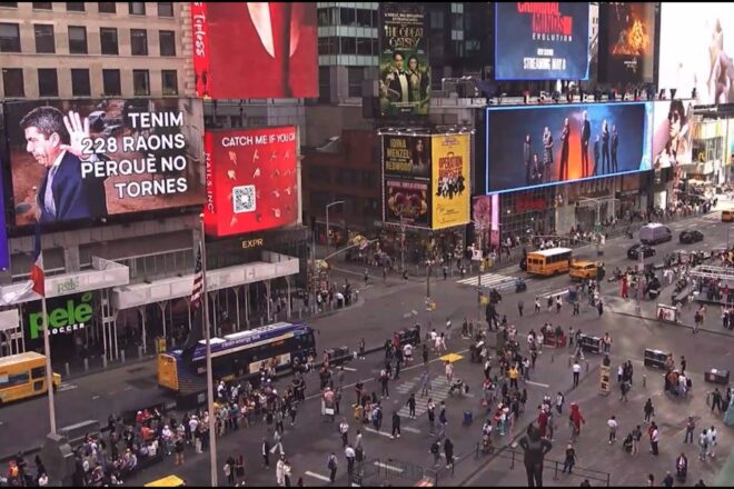 [VÍDEO] El missatge de Compromís a Mazón a Time Square: “Tenim 228 raons perquè no tornes”