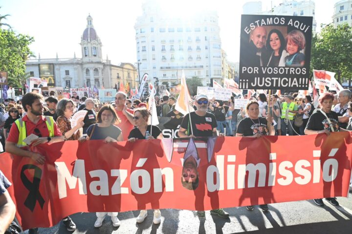 Setena manifestació a València per demanar la dimissió de Carlos Mazón (fotografia: Prats i Camps).