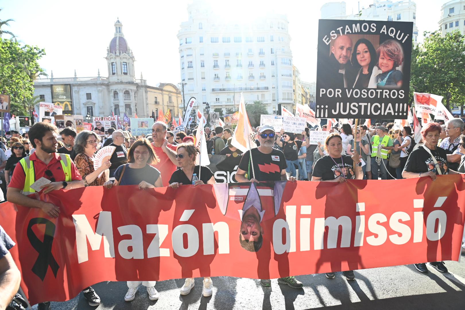 Setena manifestació a València per demanar la dimissió de Carlos Mazón (fotografia: Prats i Camps).