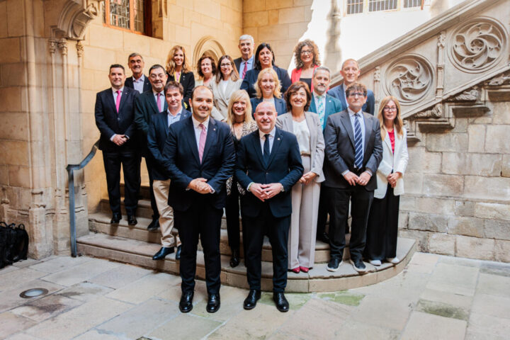 El conseller de la Presidència, Albert Dalmau, i el delegat del govern espanyol a Catalunya, Carlos Prieto, amb els delegats territorials de les dues administracions (fotografia: govern català).