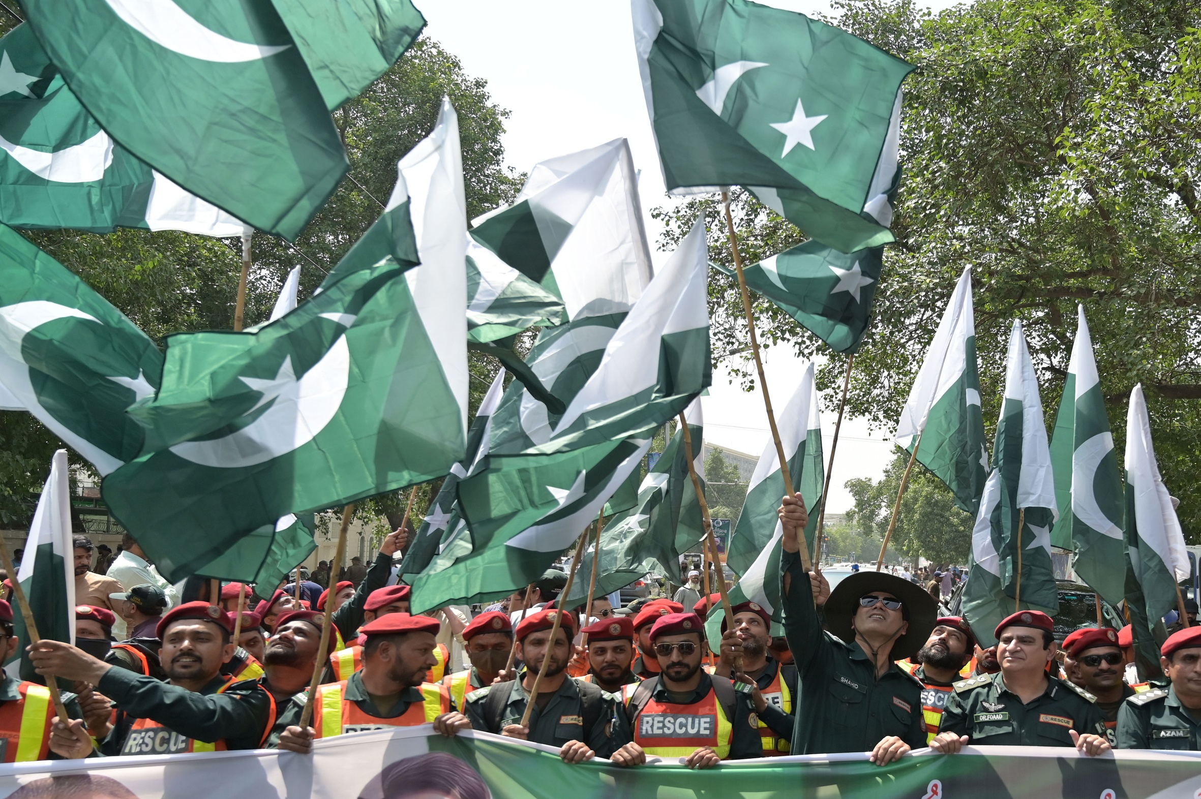 Ciutadans paquistanesos celebren l'alto-el-foc amb l'Índia a la ciutat de Lahore, abans-d'ahir (fotografia: Rahat Dar/Efe).