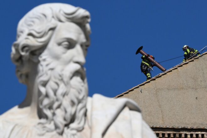 ‘Fumata’ negra o blanca: instal·len la xemeneia a la Capella Sixtina per al conclave