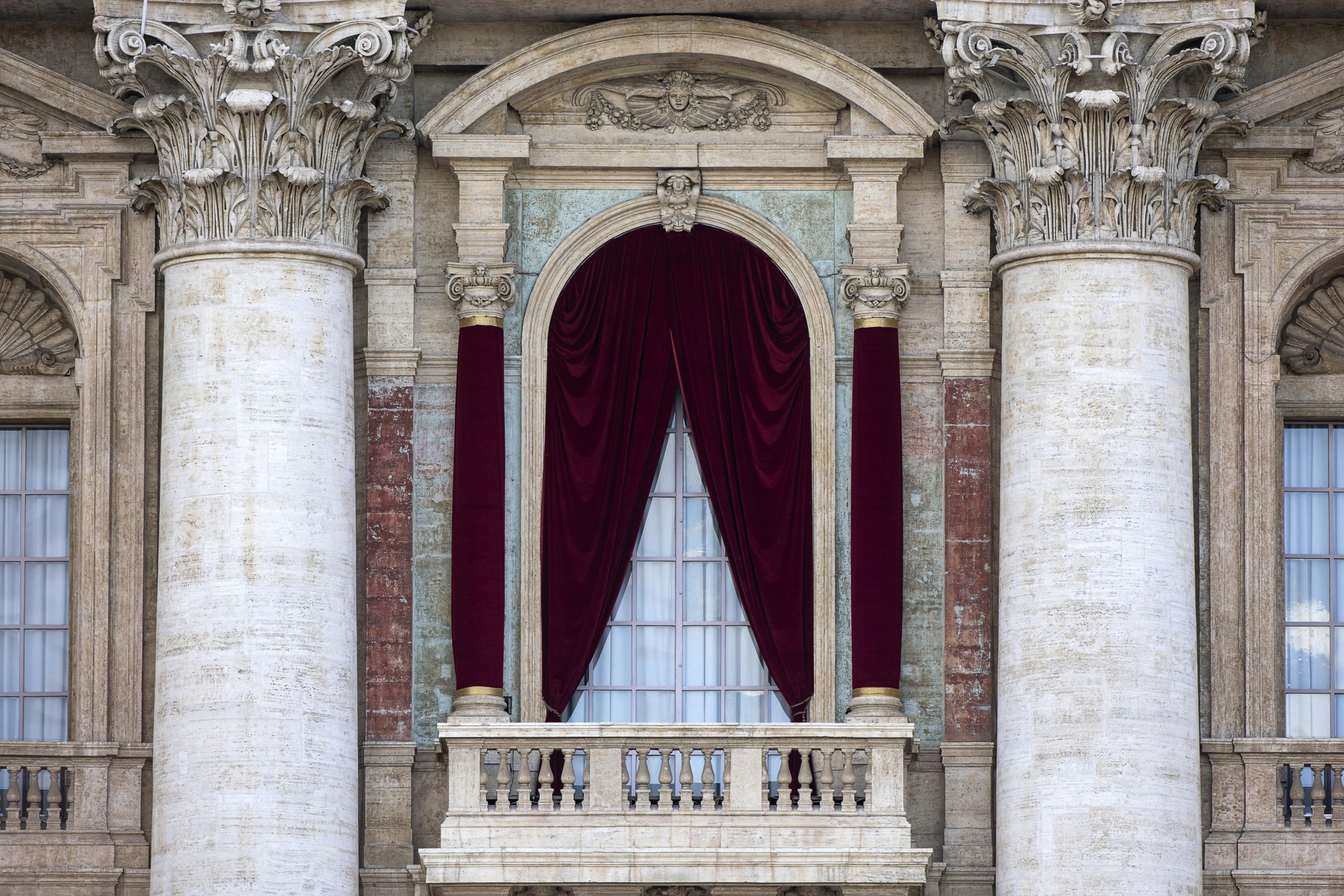 Vista del balcó de la basílica de Sant Pere del Vaticà ahir a horabaixa, poc abans que Lleó XIV s'adrecés als fidels com a nou papa (fotografia: Angelo Carconi/Efe).