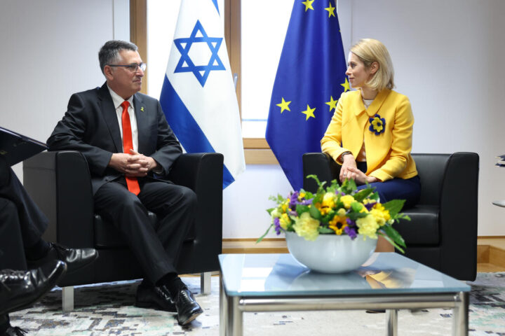 Gideon Sa'ar, ministre d'Afers Exteriors d'Israel, i Kaja Kallas, alta representant de la UE per a Afers Exteriors i Política de Seguretat, en una reunió a Brussel·les.