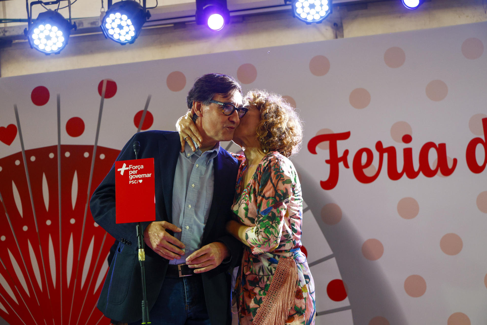 María Jesús Montero besa Salvador Illa en un acte a la Fira d'Abril de Barcelona (fotografia: Quique García).