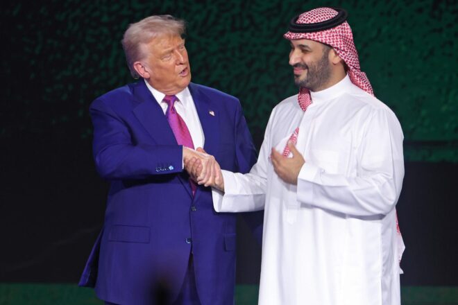 Trump anuncia la fi de les sancions contra Síria i defensa una nova estratègia al Llevant