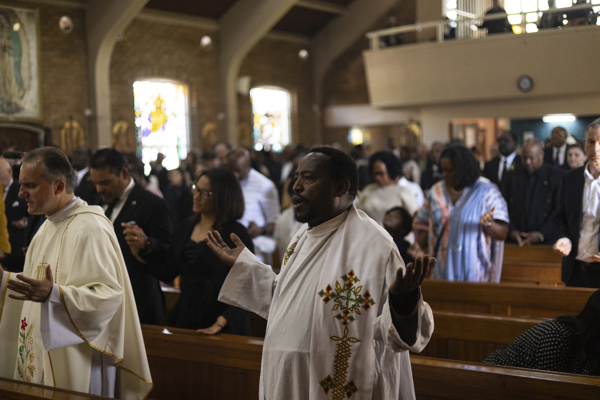 Missa en memòria del papa Francesc a l'església de Sant Pius X a Pretòria, Sud-àfrica, el passat 26 d'abril (fotografia: Kim Ludbrook/Efe).