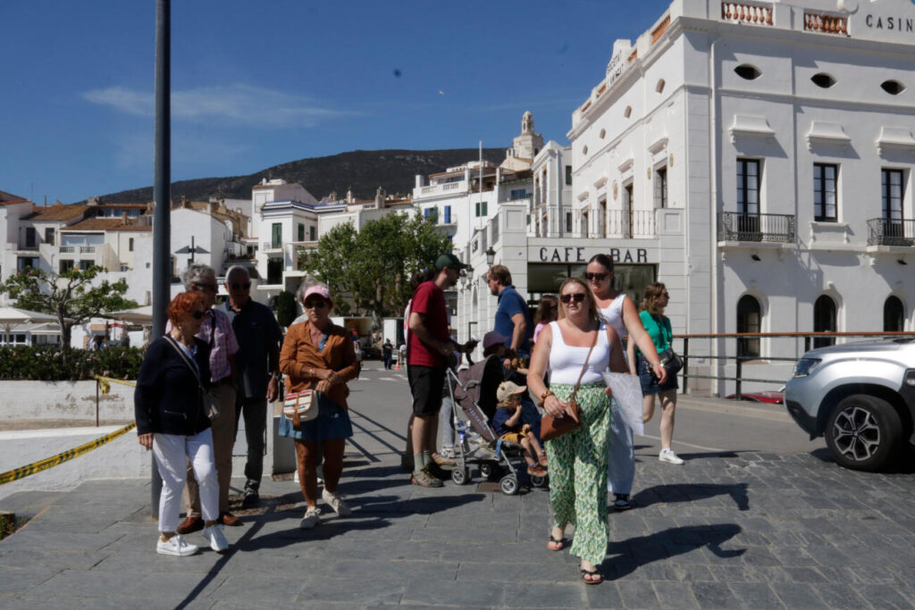 Turistes visitant Cadaqués a la primavera