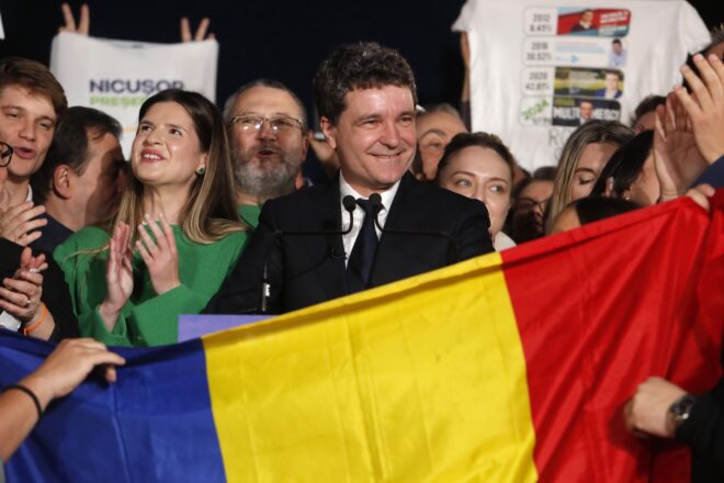 Nicușor Dan derrota el candidat de l'extrema dreta, George Simion