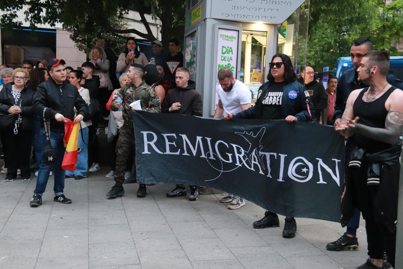 Imatge de membres de Deport Them Now en una manifestació a Mataró. Fotografia: ACN.