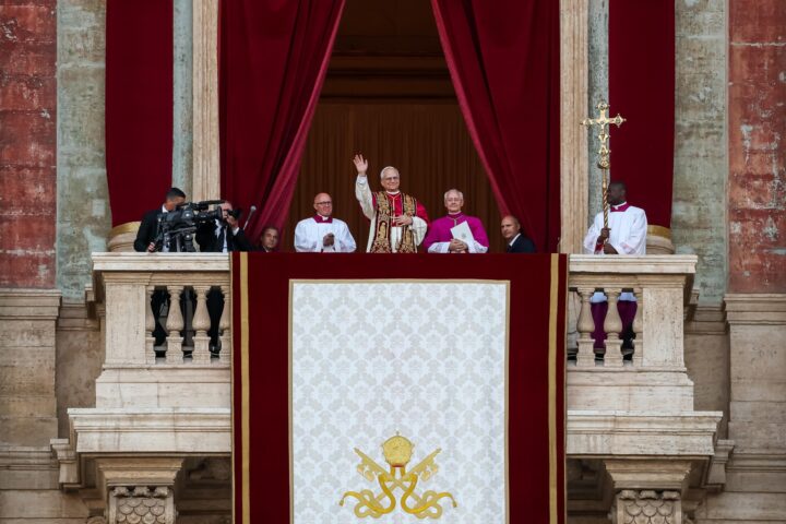 Lleó XIV saluda els fidels congregats a la plaça de Sant Pere del Vaticà ahir al vespre, després de ser proclamat papa (fotografia: Andrea Solero/Efe).