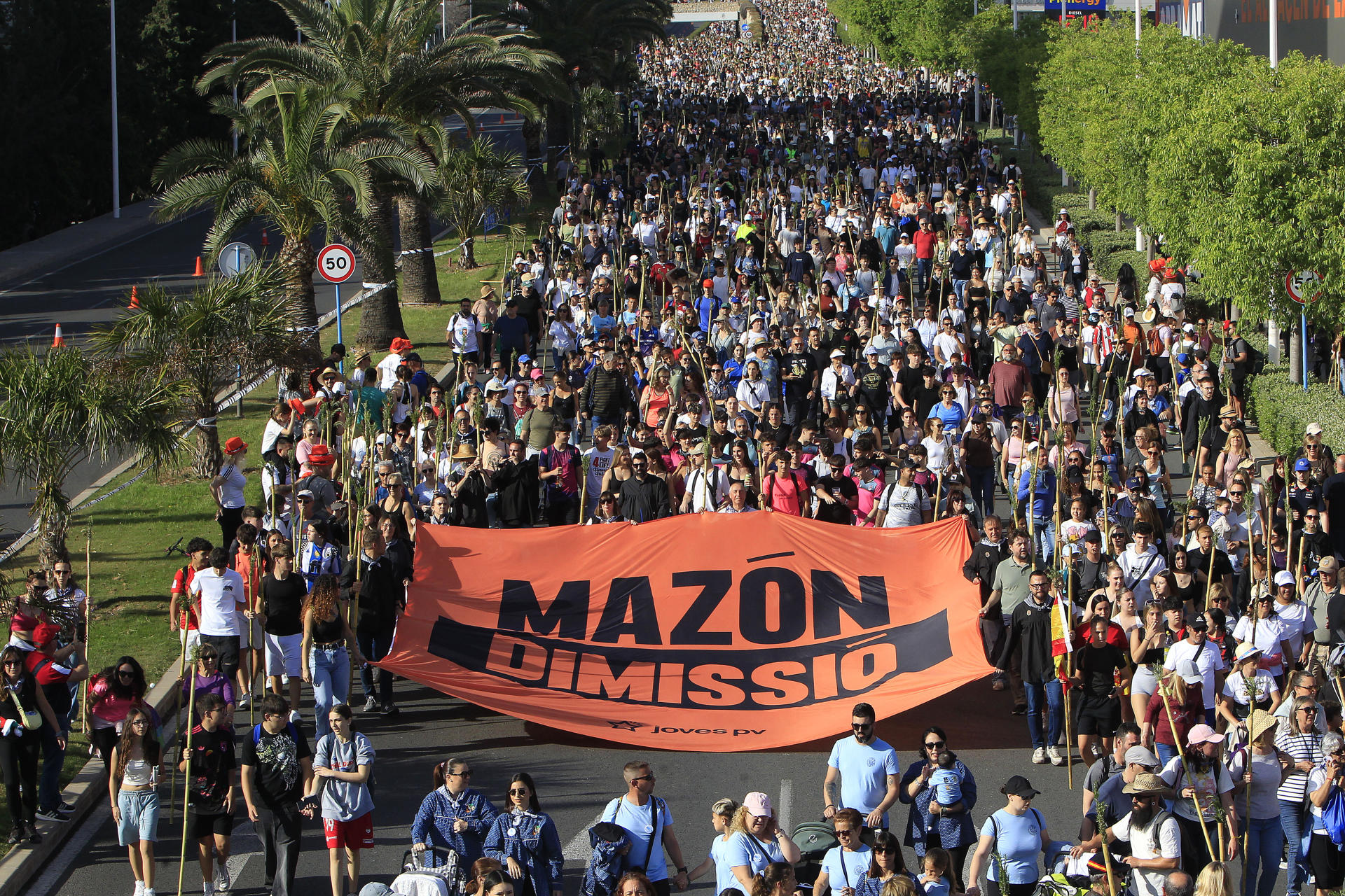Una pancarta exigeix la dimissió de Mazón a la romeria de la Santa Faç (fotografia: EFE / Morell).