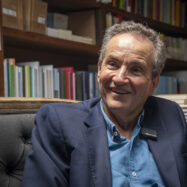 Carles Casajuana: “Si els diners fossin una religió, Zapatero seria ateu”