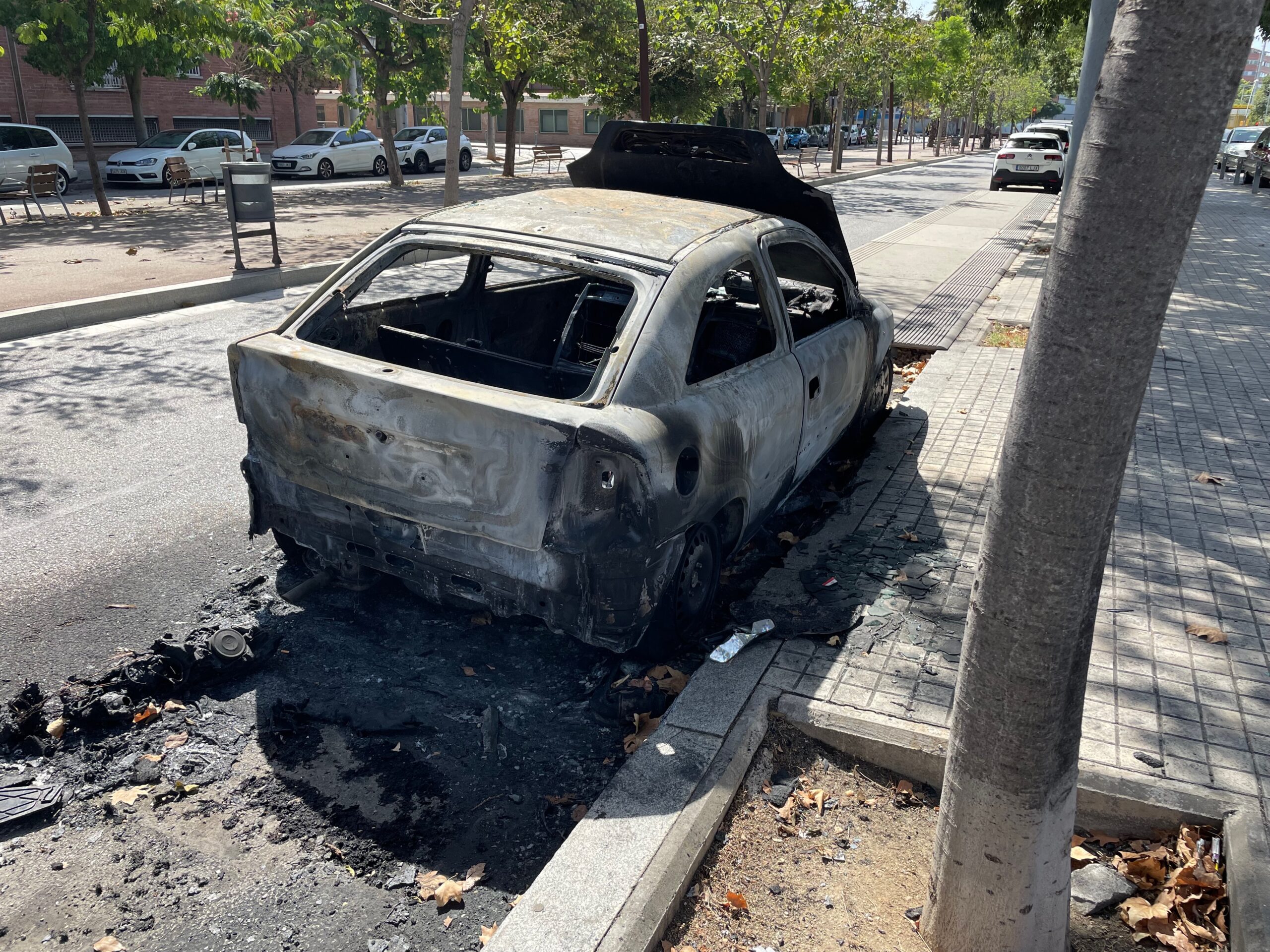Els cotxes de combustió també s’encenen espontàniament, i més sovint que els elèctrics.