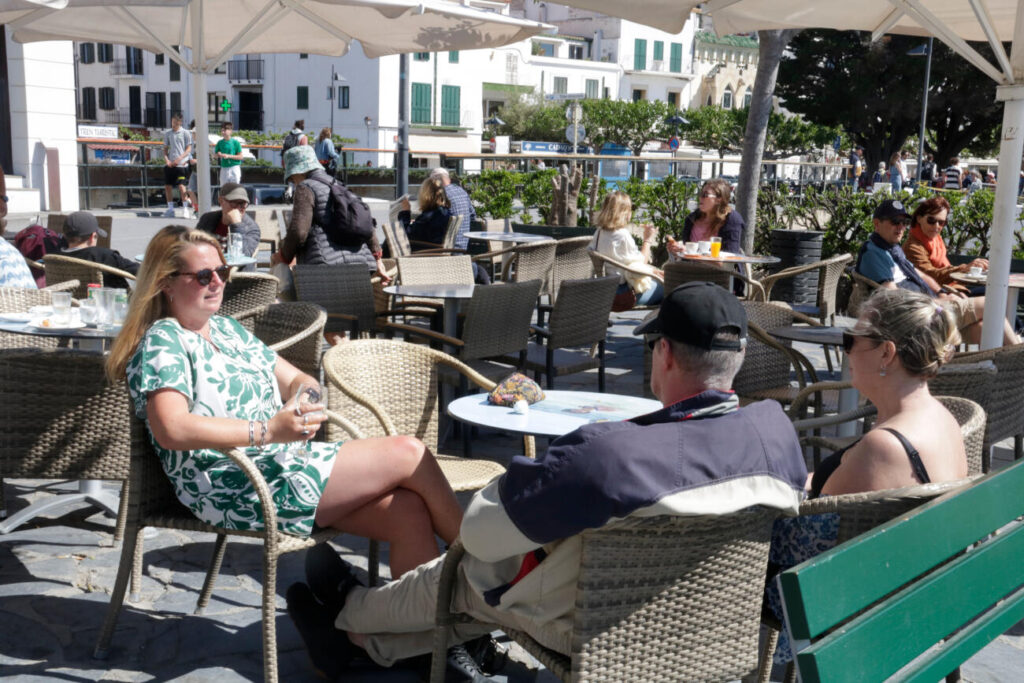 Visitants en una terrassa a Cadaqués