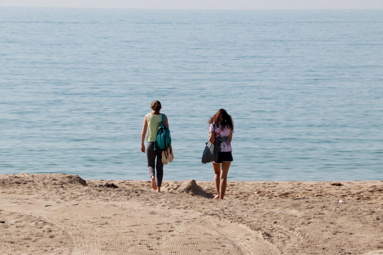 Imatge d'arxiu d'uns banyistes en una platja