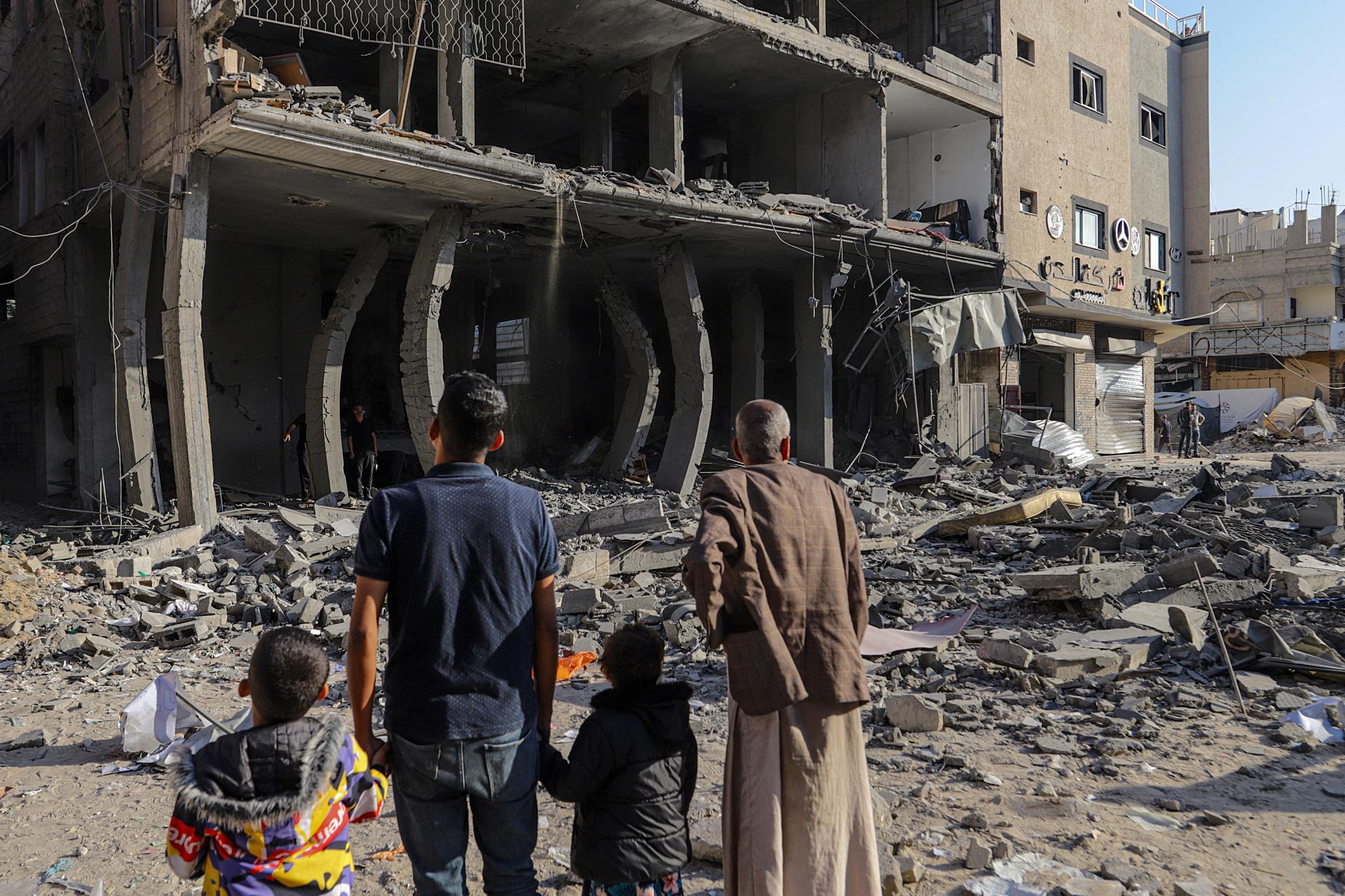 Palestins miren edificis destruïts després d'un atac de l'exèrcit israelià, avui, 22 de maig, a Gaza (fotografia: EFE / EPA / Mohammed Saber).