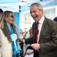 Nigel Farage és més a prop que mai de trencar el duopoli bipartidista a Anglaterra, gairebé deu anys després del Brexit