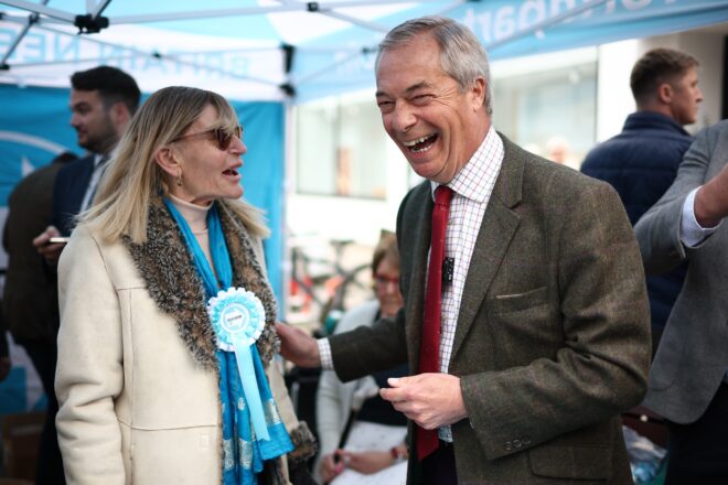 Nigel Farage és més a prop que mai de trencar el duopoli bipartidista a Anglaterra, gairebé deu anys després del Brexit