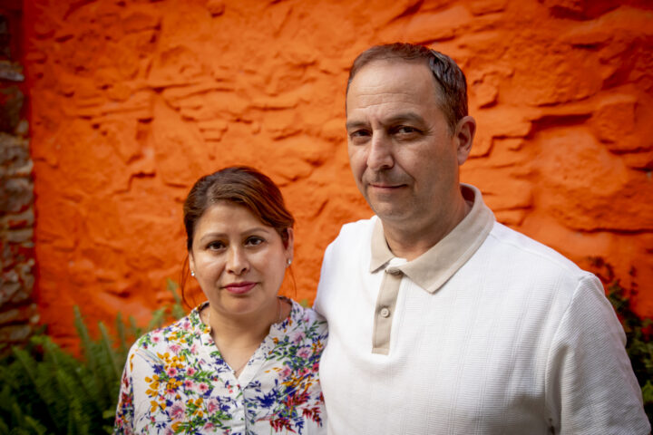 Ligia Marisabel Marquina i Diego Fernando Ruiz, a la redacció de VilaWeb (fotografia: Albert Salamé).