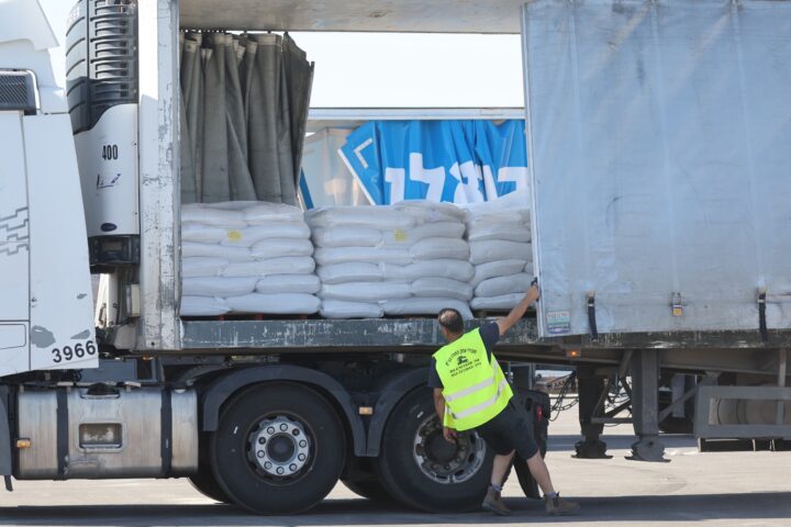 Un operari israelià carrega un camió d'ajuda humanitària destinat a Gaza, ahir (fotografia: Abir Sultan/Efe).