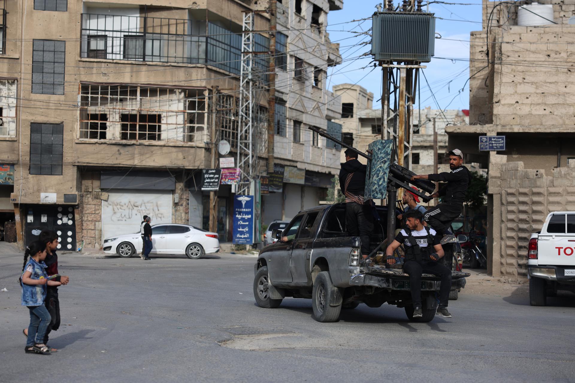 Forces de seguretat sirianes patrullen a Jaramana, ciutat pròxima a Damasc (fotografia: EFE/EPA/Mohammed al Rifai).