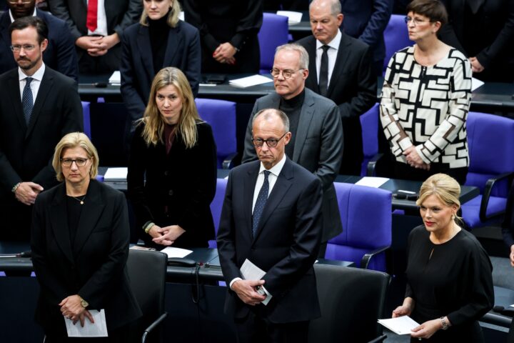 En canceller alemany, Friedrich Merz (centre), en un acte al parlament alemany, el Bundestag, la setmana passada (fotografia: Filip Singer/Efe).