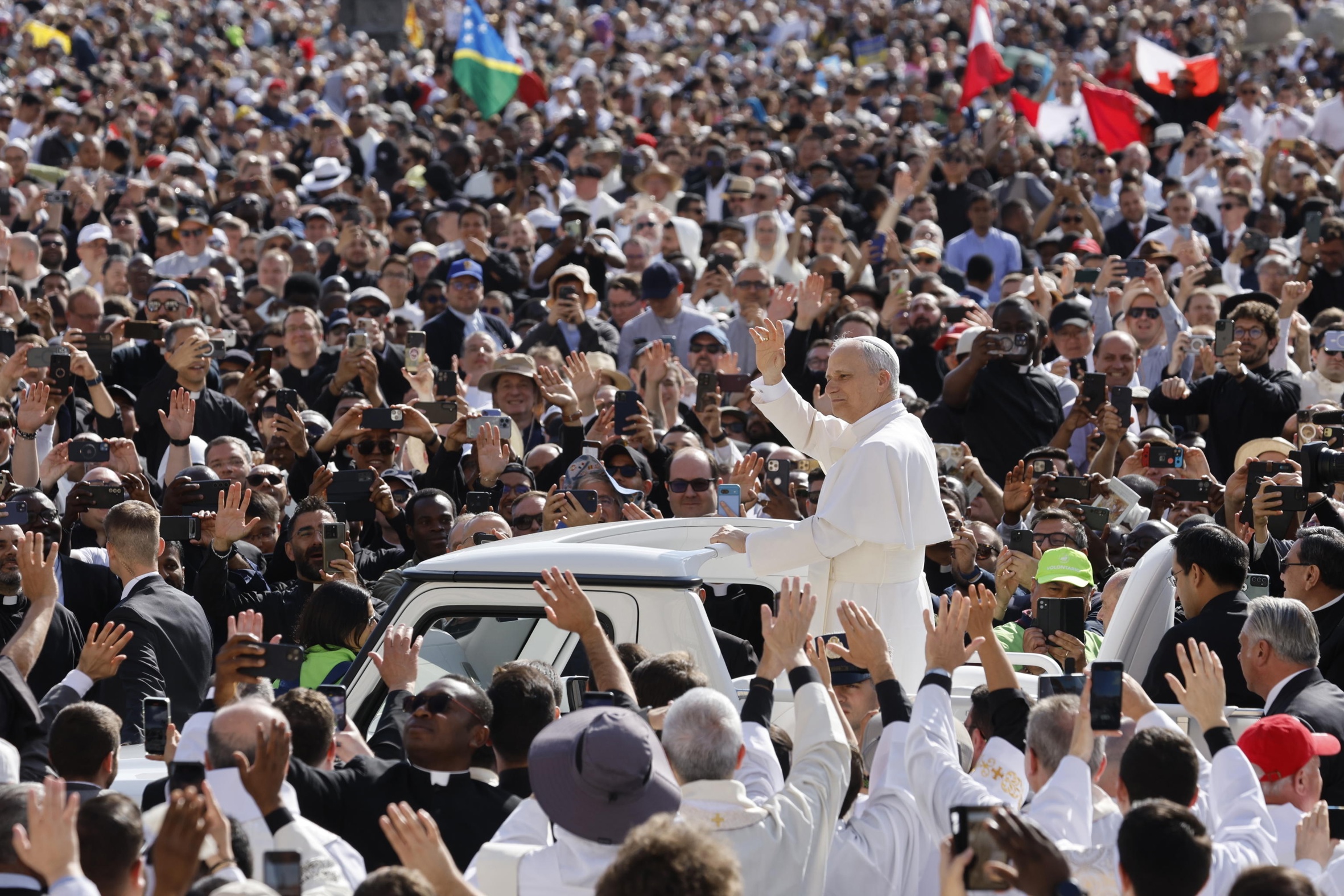 Lleó XIV a la plaça de Sant Pere del Vaticà (fotografia: EFE/EPA/Fabio Frustaci).