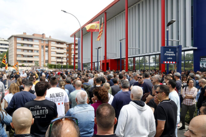 Unes tres-centes persones es concentren a la comissaria dels Mossos de Lleida per denunciar l’augment d’agressions a policies