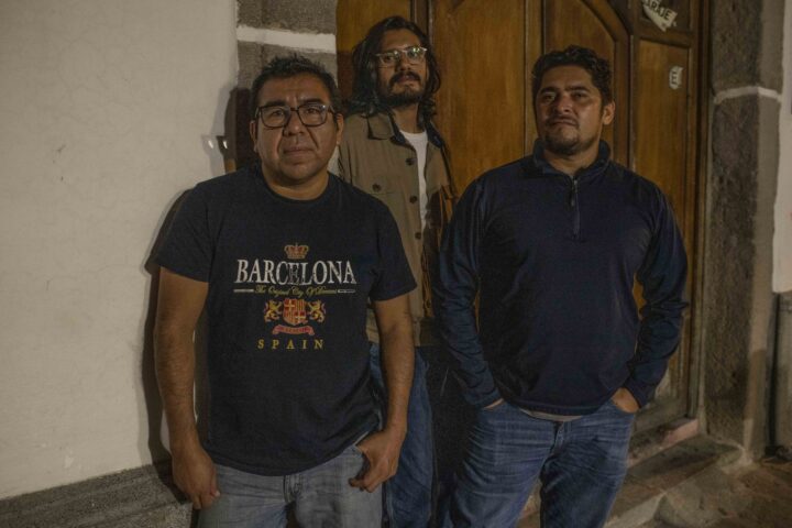 Des de l'esquerra, els periodistes Efren Lemus, de 45 anys, Carlos Barrera, de 35, i Victor Peña, de 40 (fotografia: Daniele Volpe).