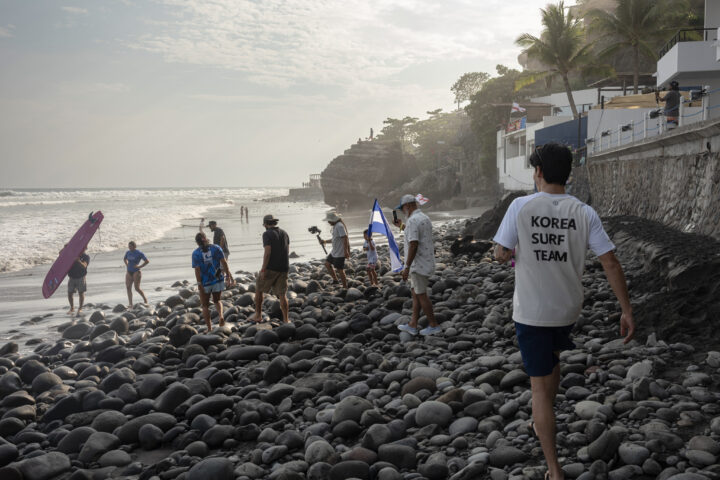 Participants del Campionat Mundial de Longboard de l'Associació Internacional de Surf, al Salvador (fotografia: Cristina Baussan/The Washington Post).