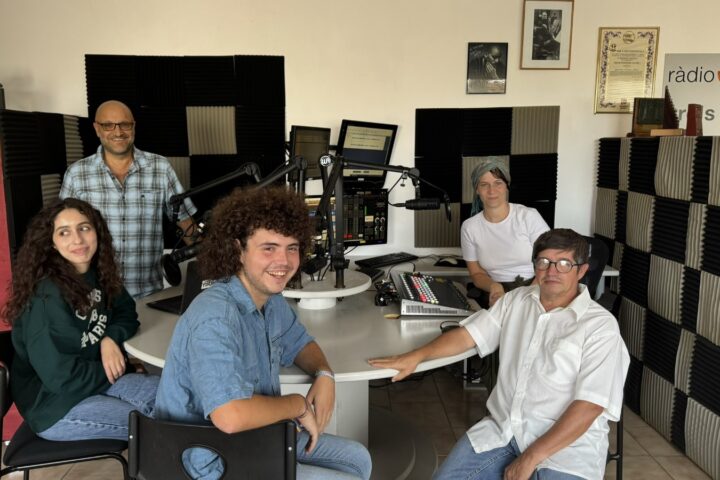 L'equip de Ràdio Arrels, als estudis d'el Soler (fotografia: cedida).