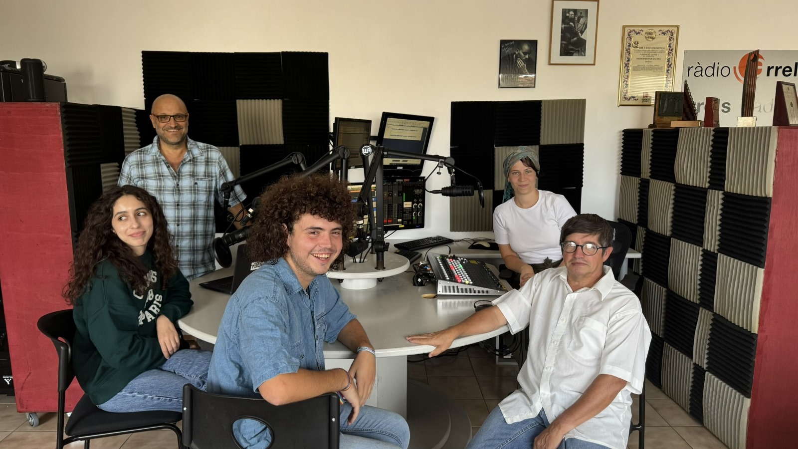 L'equip de Ràdio Arrels, als estudis del Soler (fotografia: cedida).