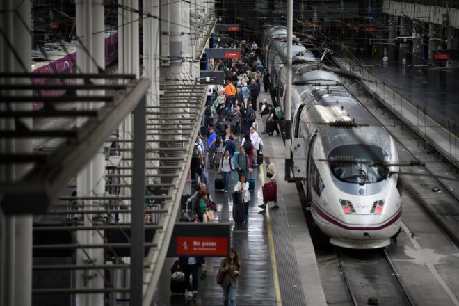Més de sis mil viatgers atrapats en trens a Espanya per un robatori de cable