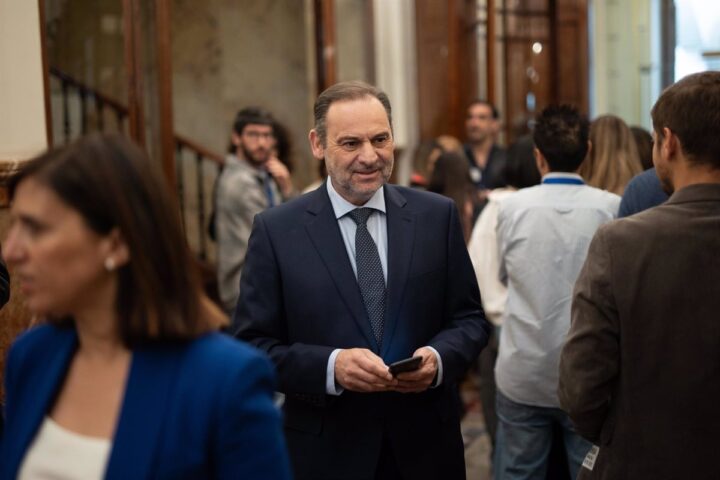 L'ex-ministre Ábalos amb el mòbil a les mans abans d'un ple al congrés (fotografia: Europa Press).