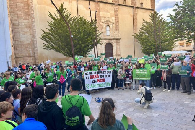Famílies de l’IES Alameda d’Utiel es concentren per exigir solucions urgents, mig any després de la gota freda