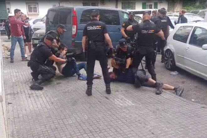 [VÍDEO] La policia espanyola executa de manera violenta el desnonament d’una mare i cinc fills a Palma