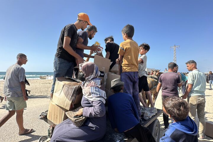 Palestins s’adrecen a un punt de distribució d’ajuda a Rafà, al sud de Gaza. Fotografia: Europa Press / Abdullah Abu Al-Khair