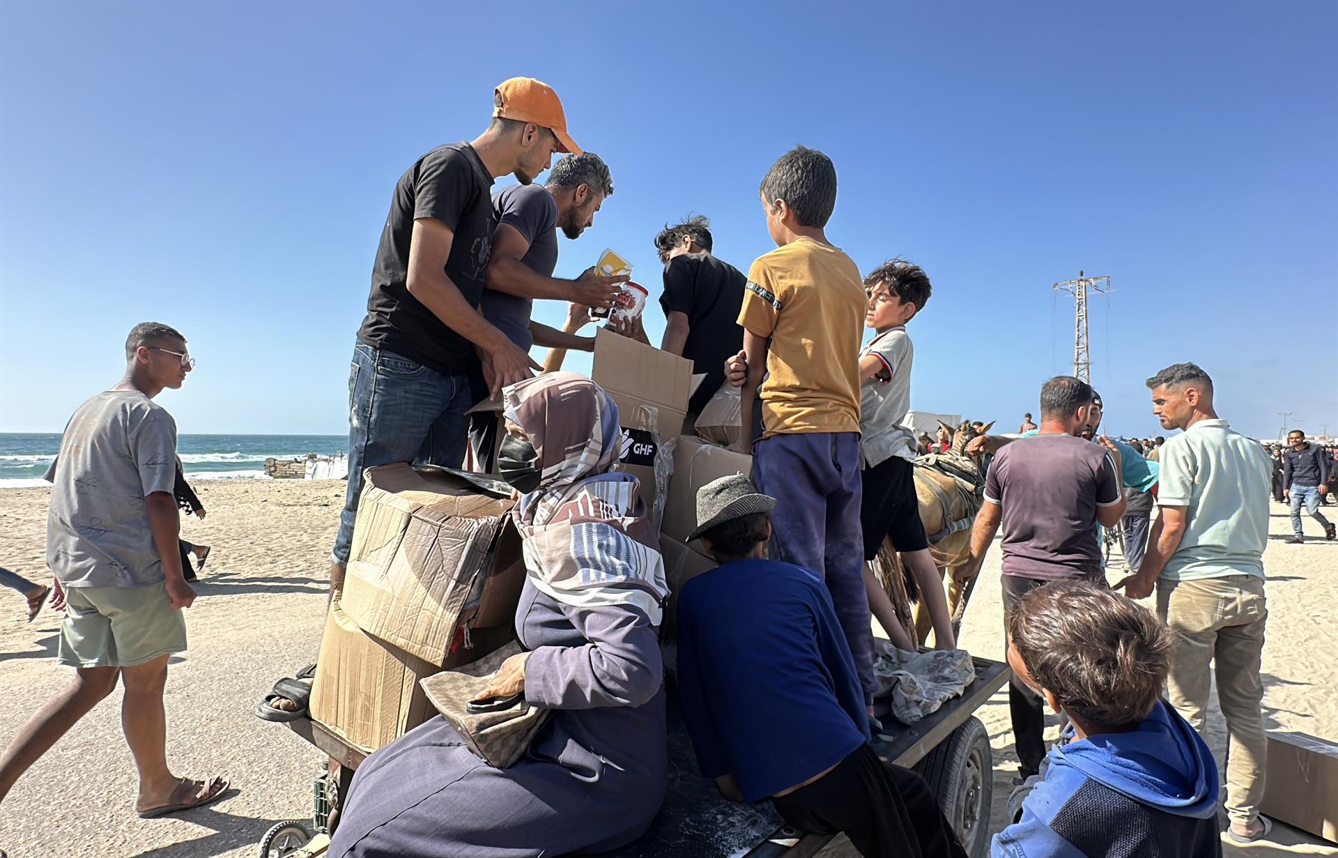 Palestins s’adrecen a un punt de distribució d’ajuda a Rafà, al sud de Gaza. Fotografia: Europa Press / Abdullah Abu Al-Khair