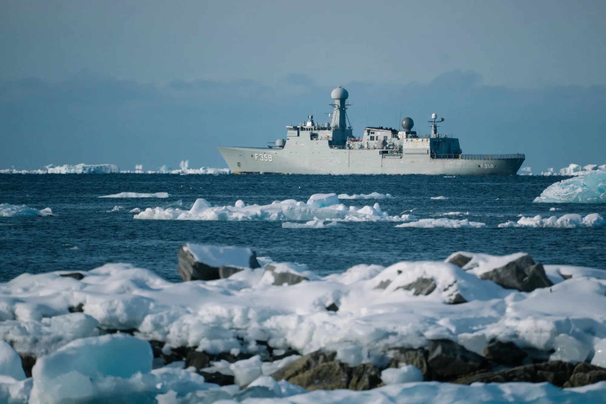 L'HDMS Vaedderen, un vaixell de guerra danès, navegant per les aigües de la costa de Grenlàndia, el mes passat (fotografia: Juliette Pavy/Bloomberg).