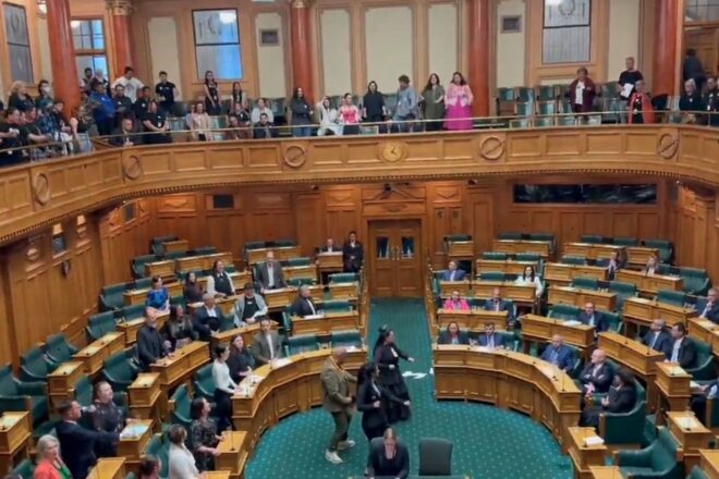Suspenen tres diputats maoris per haver fet una ‘haka’ de protesta al parlament neozelandès