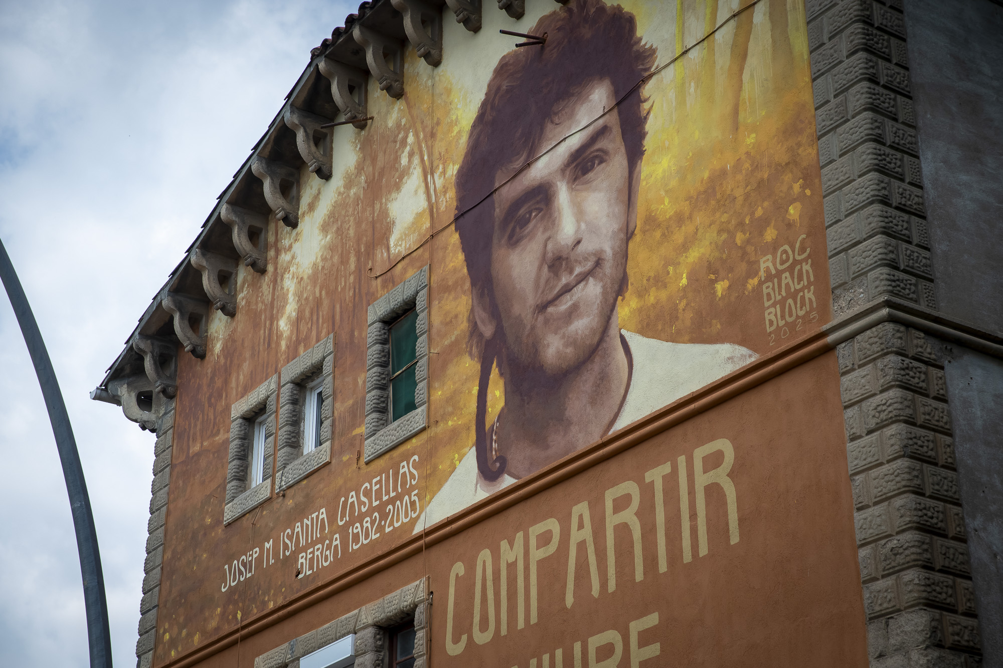 Mural d'homenatge que l'artista Roc Black Block ha pintat al costat del nou espai de les Barraques de Patum Josep Maria Isanta