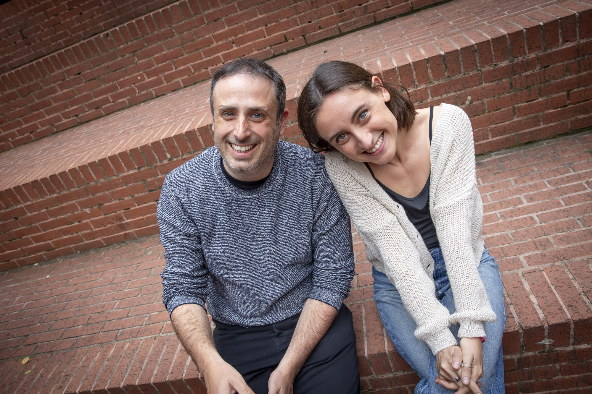 Nil Villà i Alba Careta, membres de l'orquestra, asseguts a les escales del pati del Palau de la Música (fotografia: Albert Salamé).