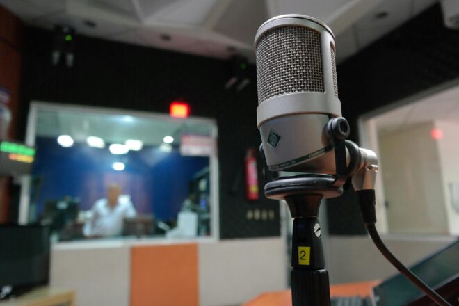 Les ràdios privades menystenen la quota lingüística i marginen la música en català