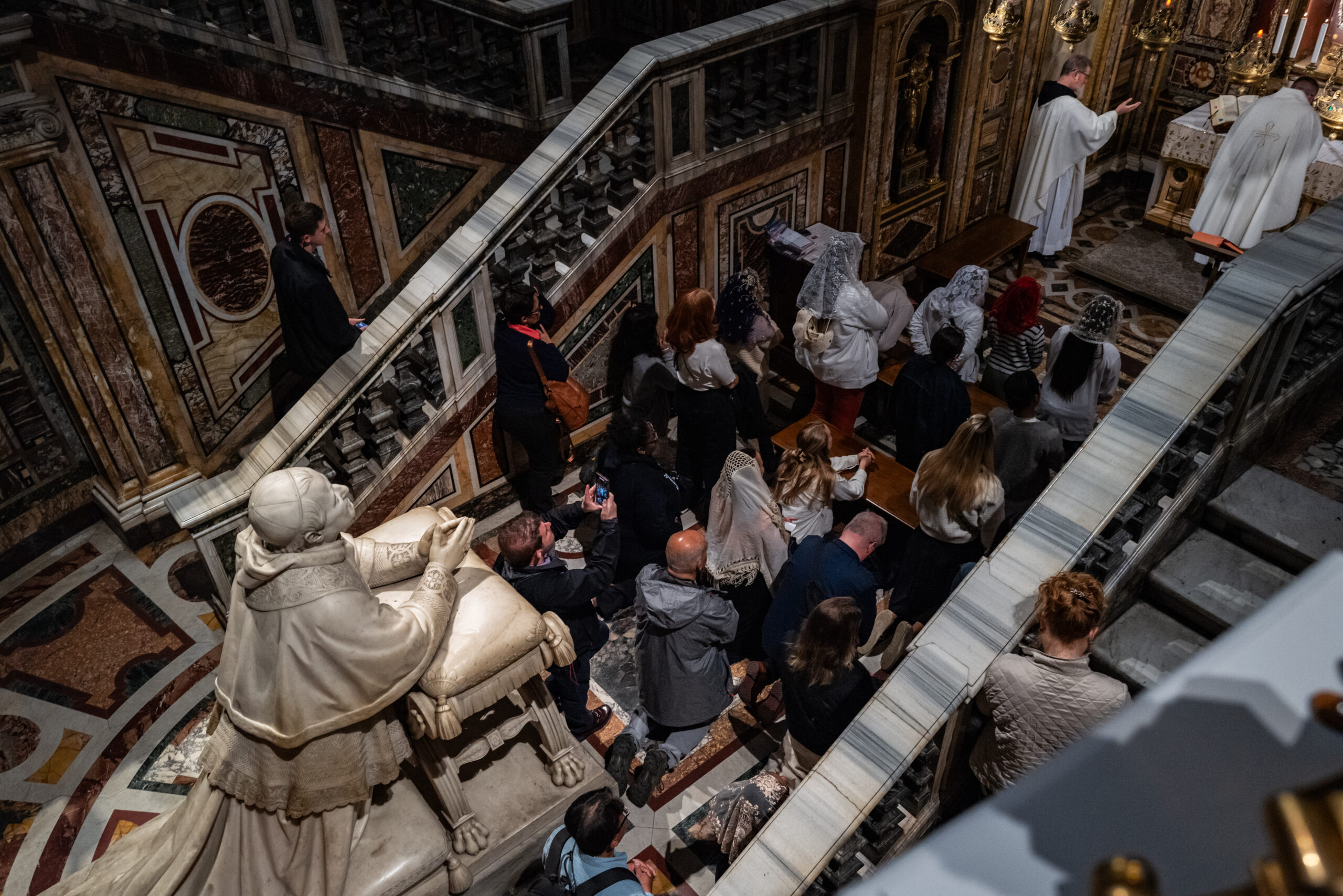 Fidels preguen després de visitar la tomba del papa Francesc a la basílica de Santa Maria Major a Roma, la setmana passada (fotografia: Salwan Georges/The Washington Post).