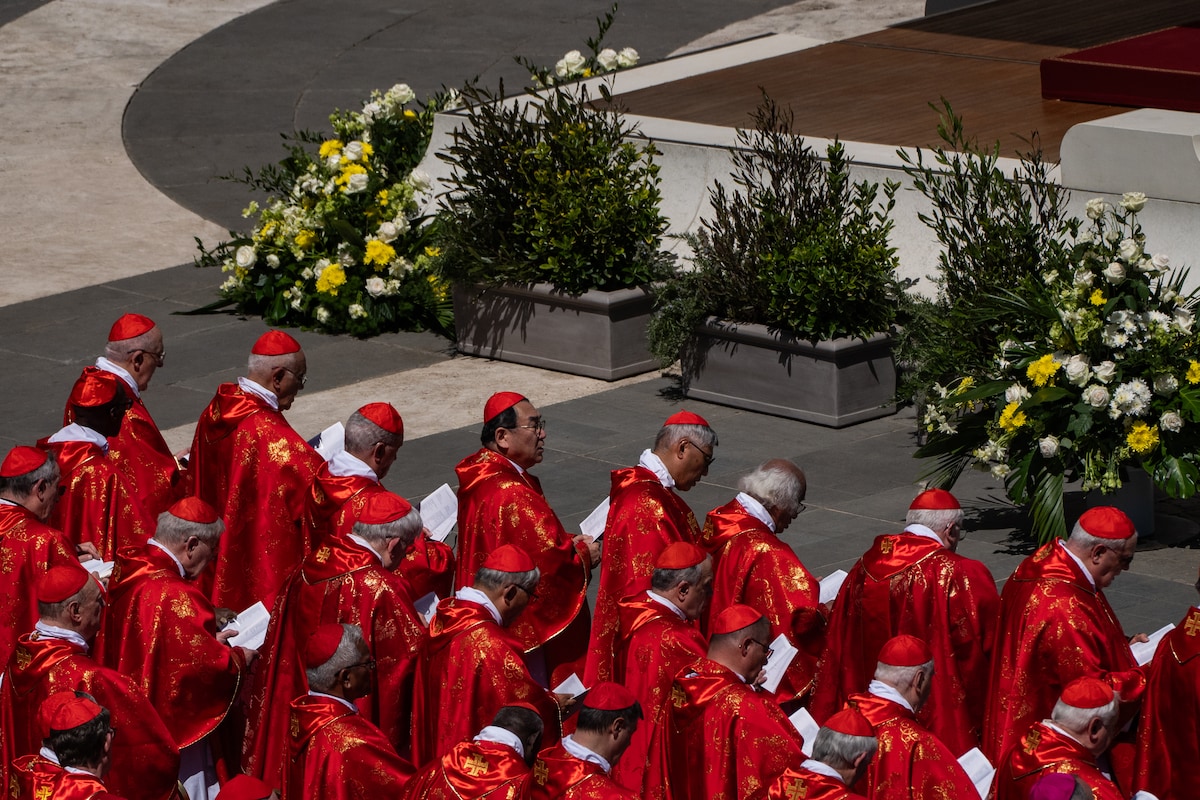 Cardenals a la missa funerària del papa Francesc a la plaça de Sant Pere del Vaticà, el 26 d'abril (fotografia: Salwan Georges / The Washington Post).