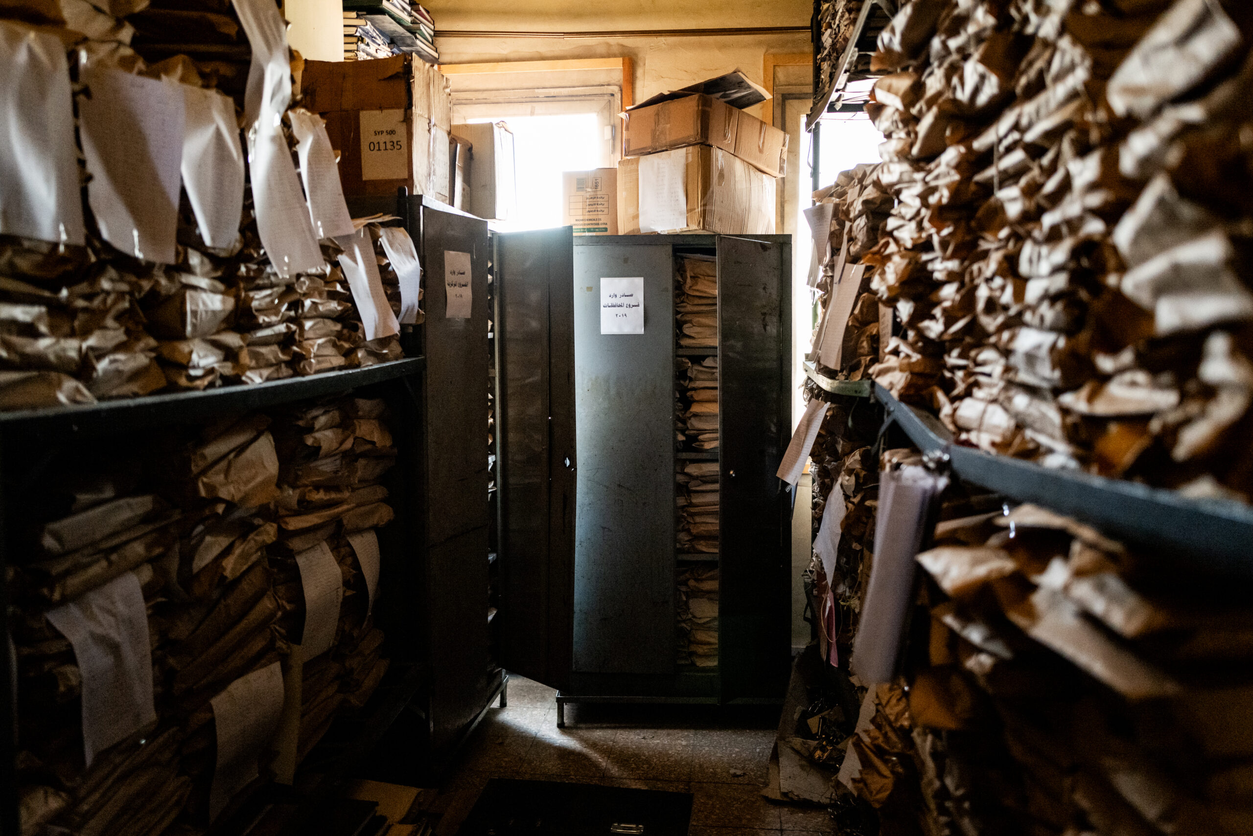 Documents dins l’antic quarter general de la seguretat estatal del règim, que han estat descoberts per un equip del nou govern a Damasc. (Fotografia: Salwan Georges / The Washington Post)