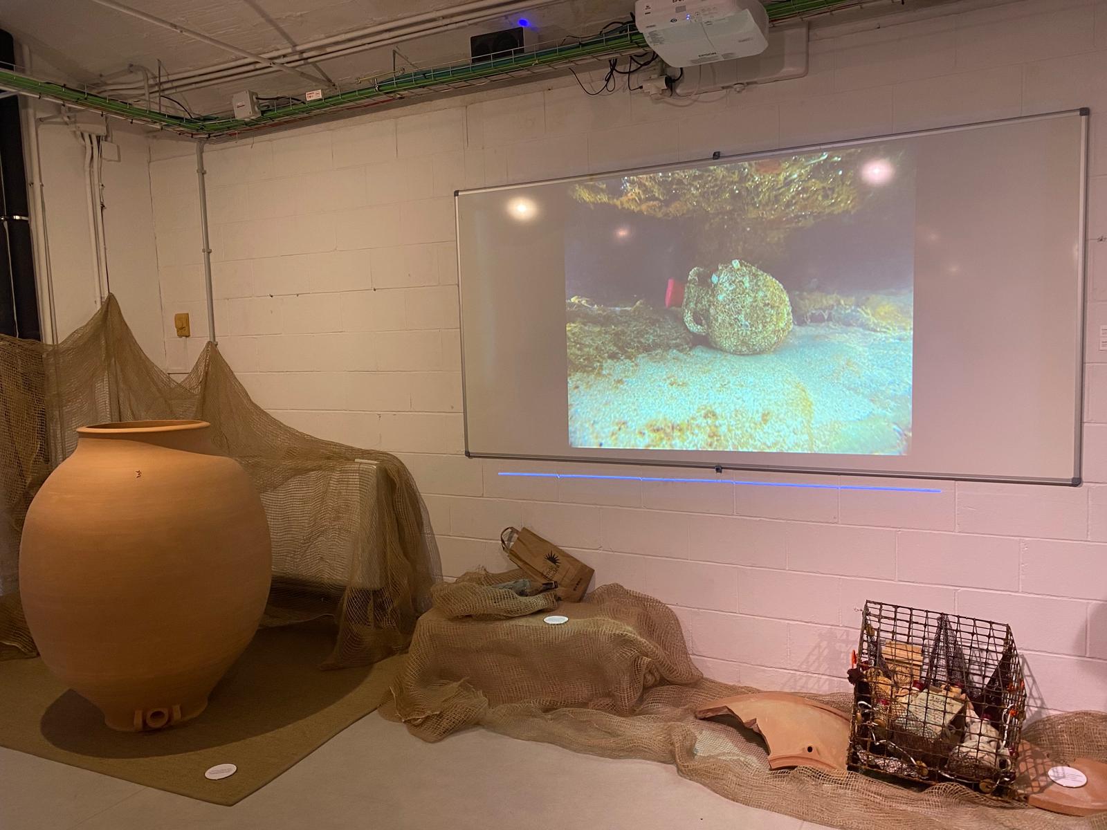 Una imatge dels vins i el fang de l’exposició “Orbitant la ceràmica” de l’escola EdRa de Rubí.