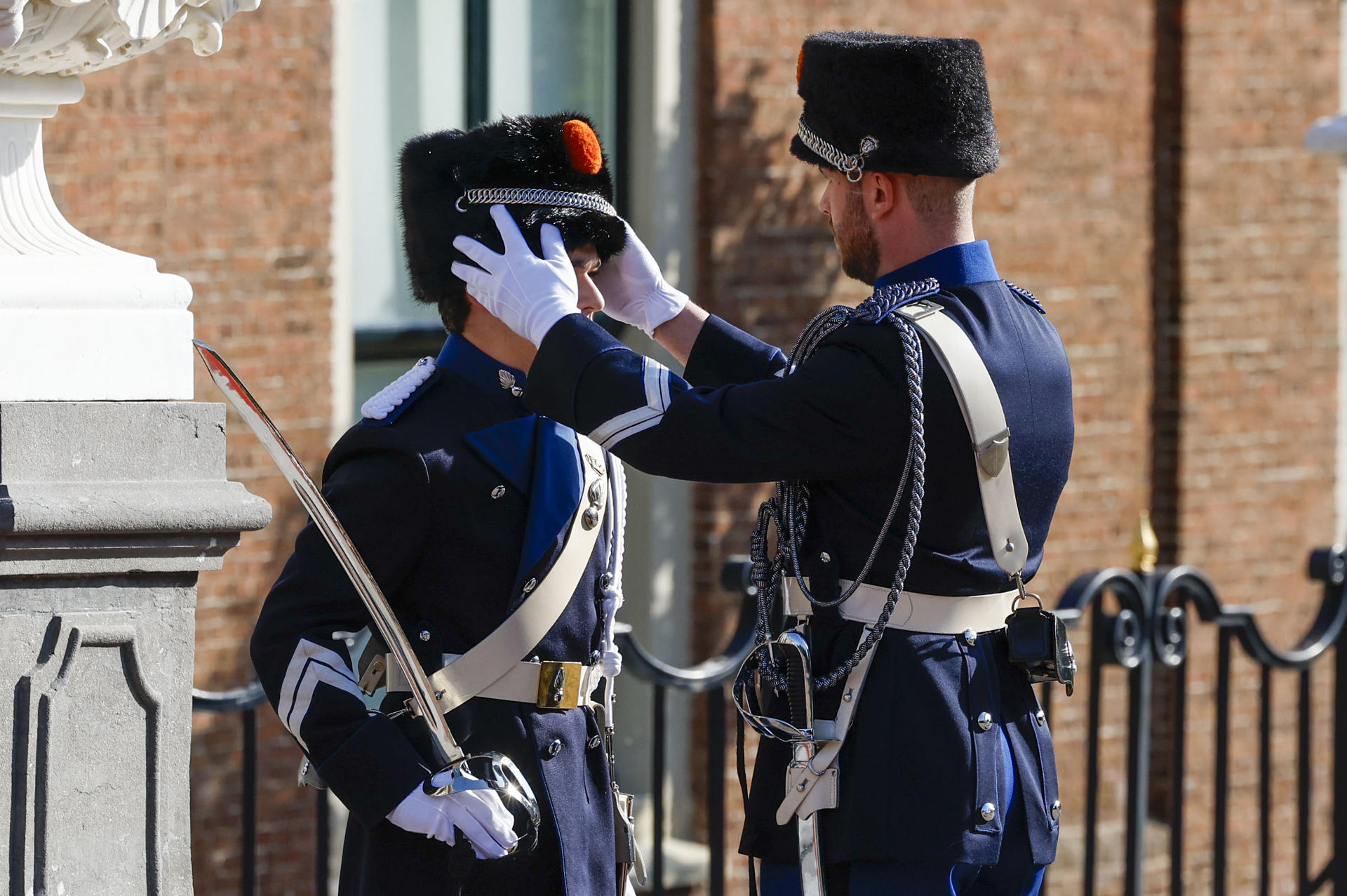 Soldats neerlandesos a La Haia, ahir abans del sopar inicial de la cimera. (Fotografia de JJ Guillén)